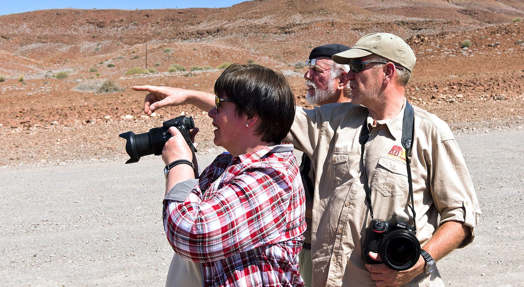 Ein Fotoguide erklärt einer Teilnehmerin einer Fotoreise ein Motiv