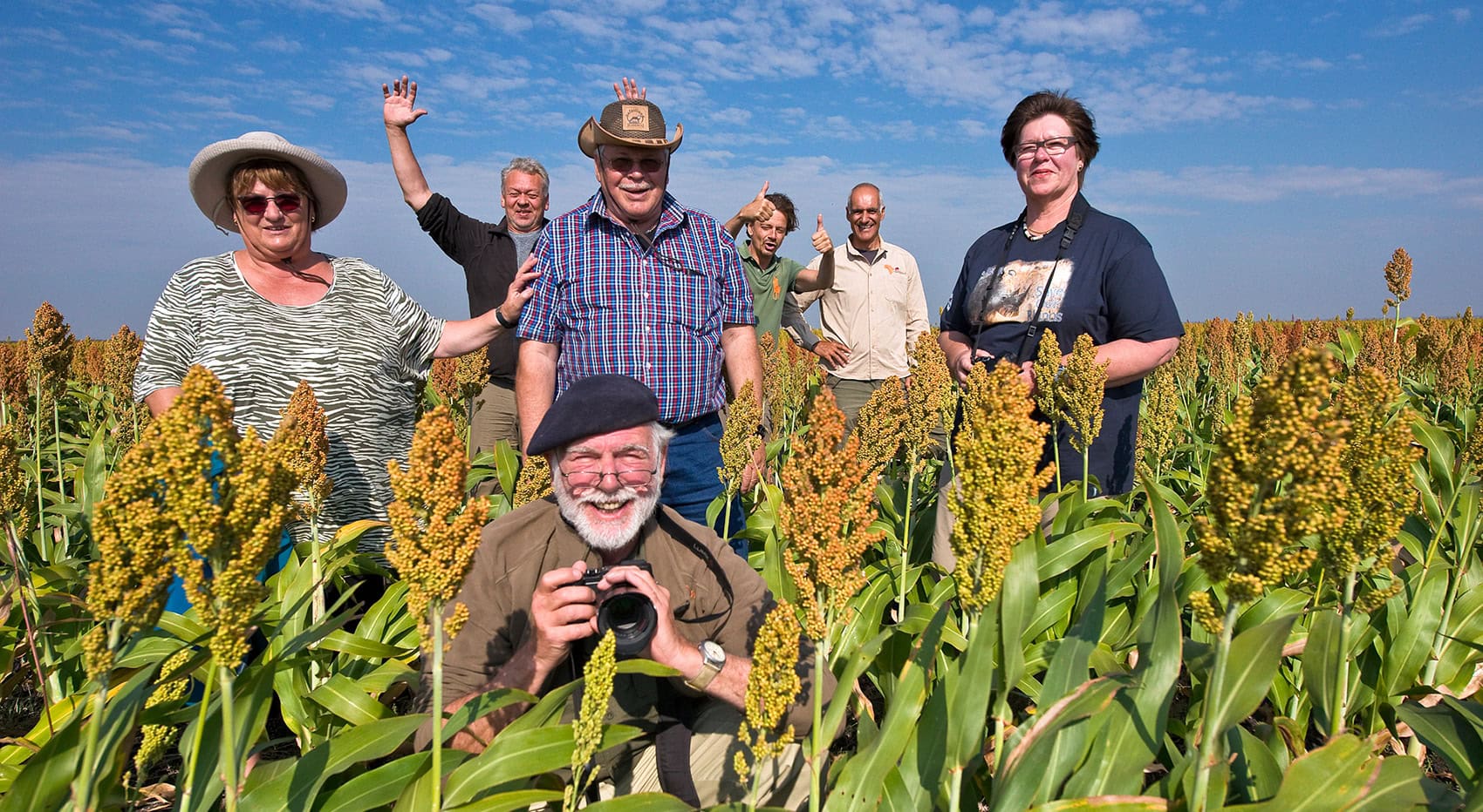 Eine Gruppe Reisender posiert für ein Gruppenfoto auf ihrer Fotoreise in Namibia.