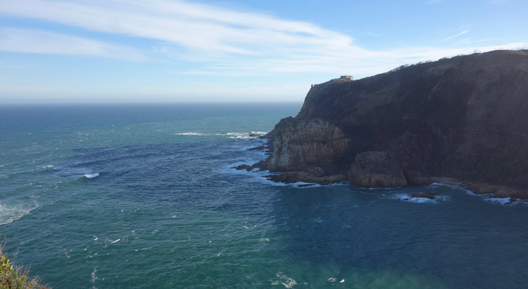 Eine Steilküste entlang der Garden Route.
