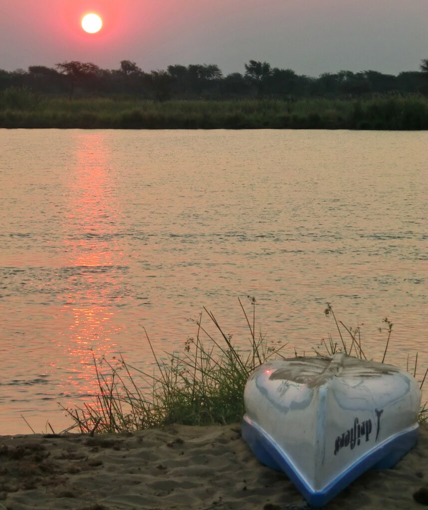 Ein Boot am Rande der Mana Pools in Simbabwe.