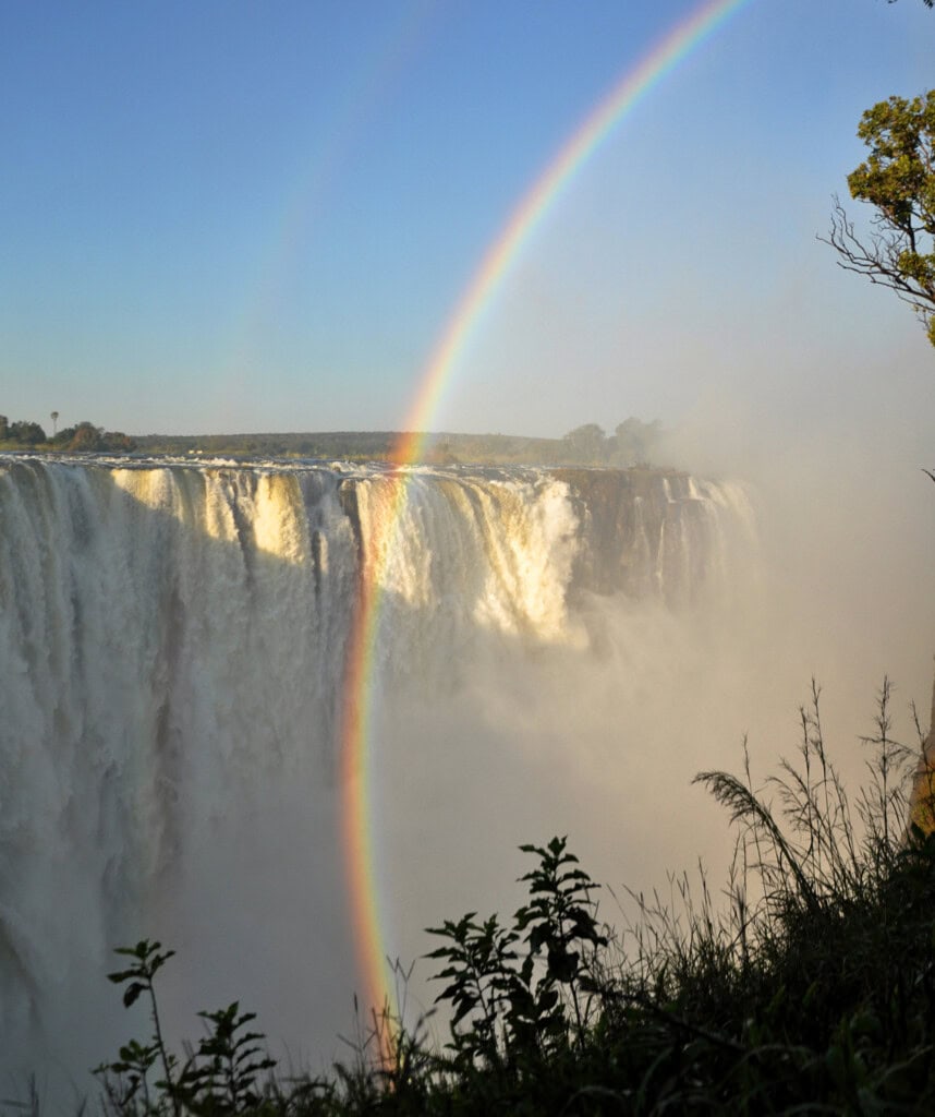 Ein Regenbogen in den Victoriafällen in Simbabwe.