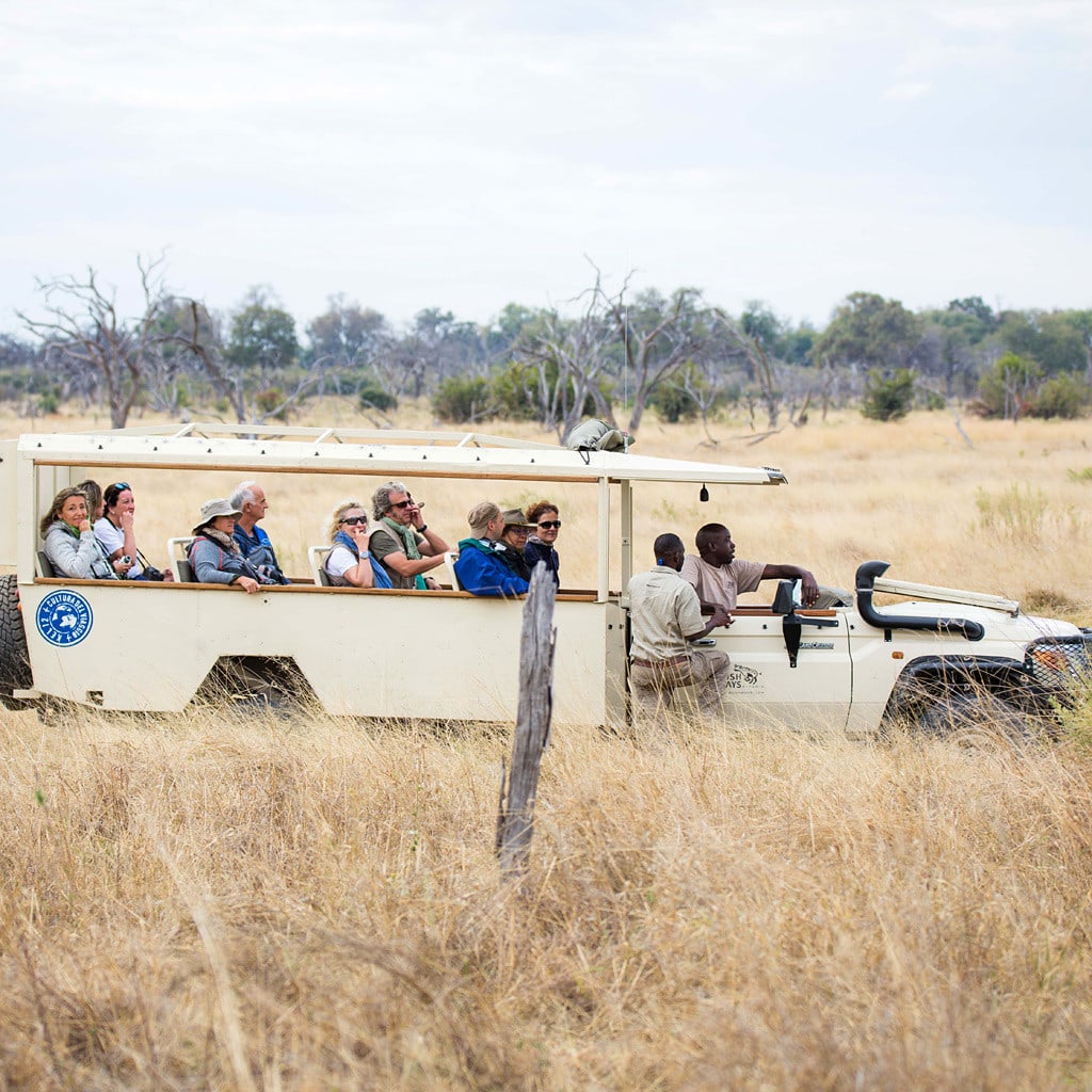 Safarifahrzeug auf Botswana Highlights Camping Safari