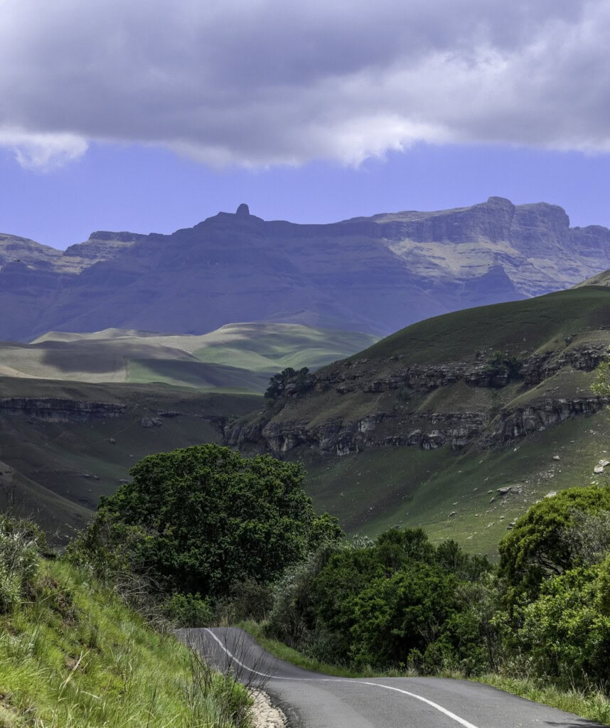 Eine Straße die sich durch die Drakensberge windet.