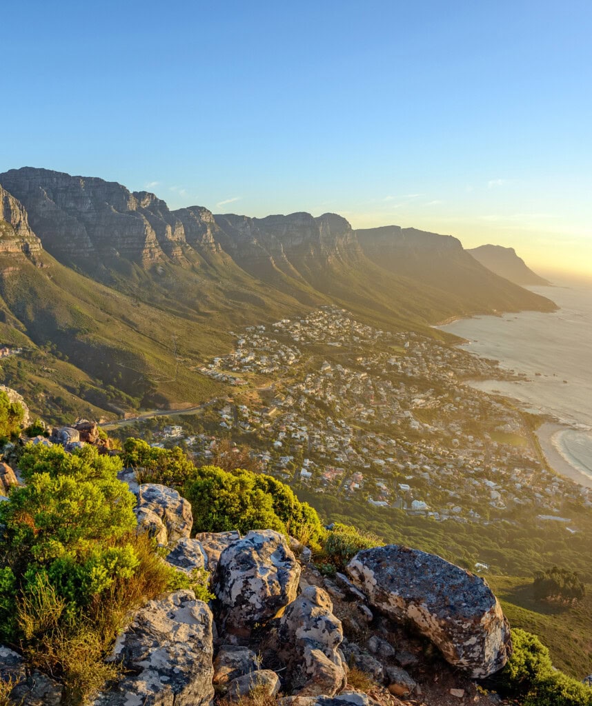 Eine Landschaftsaufnahme von der Küste Kapstadts.