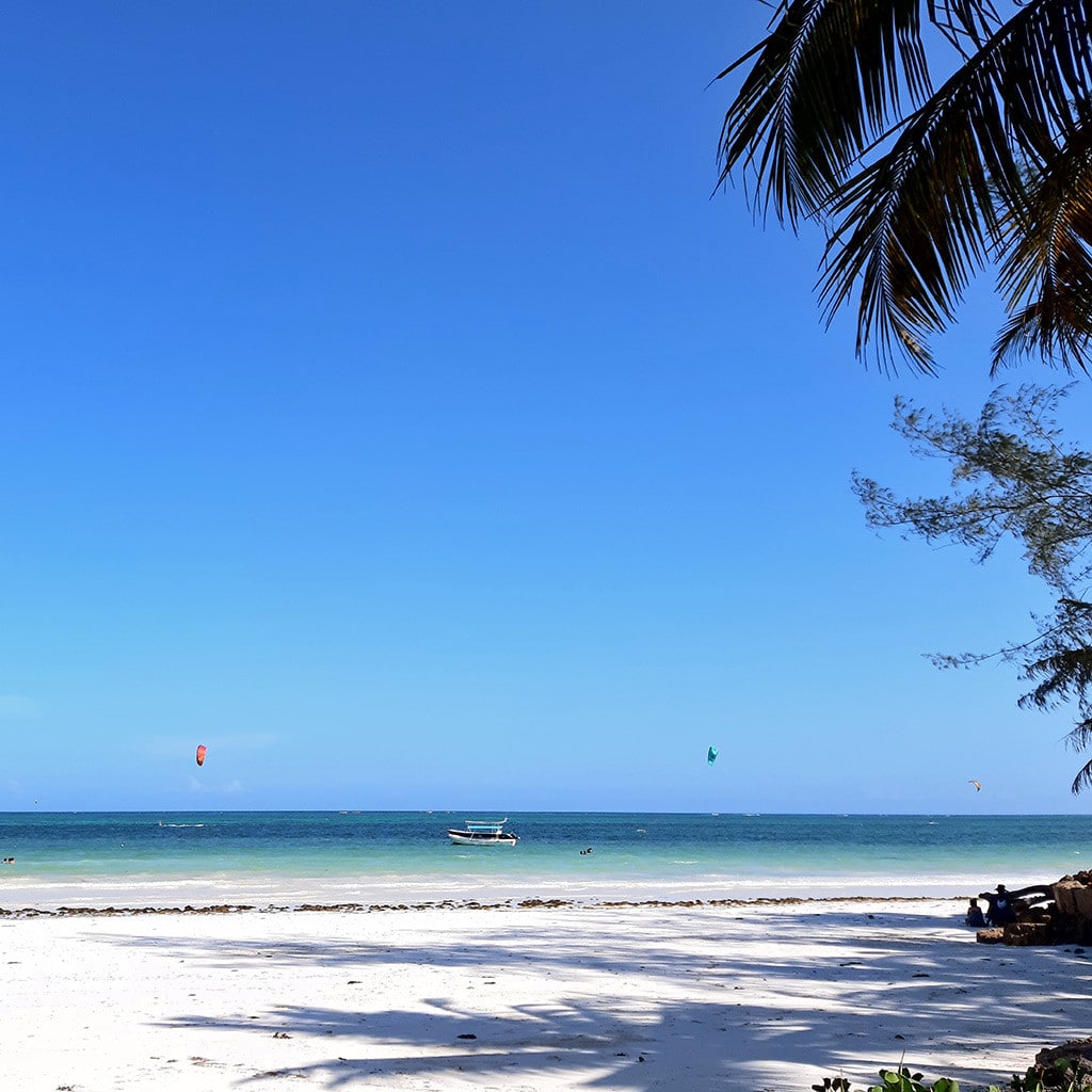 Weiße Sandstrände beim Badeurlaub in Kenia Diani Beach Afrika