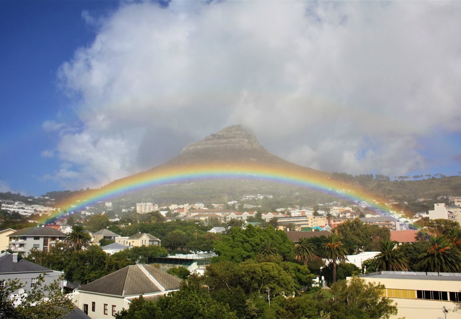 Eine Landschaftsaufnahmen eines Regenbogens über Kapstadt.