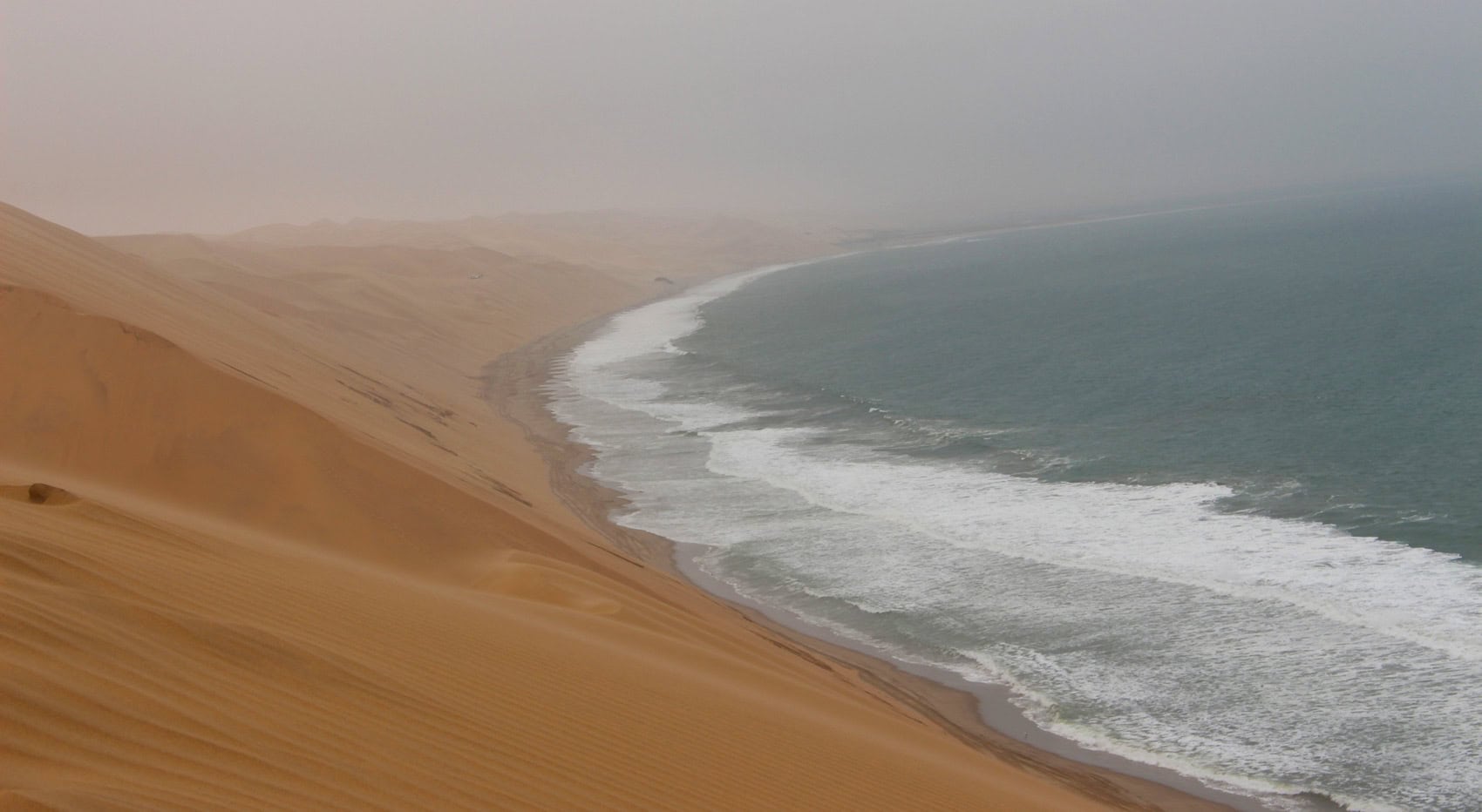 Die Wüsste und das Meer in Namibia.