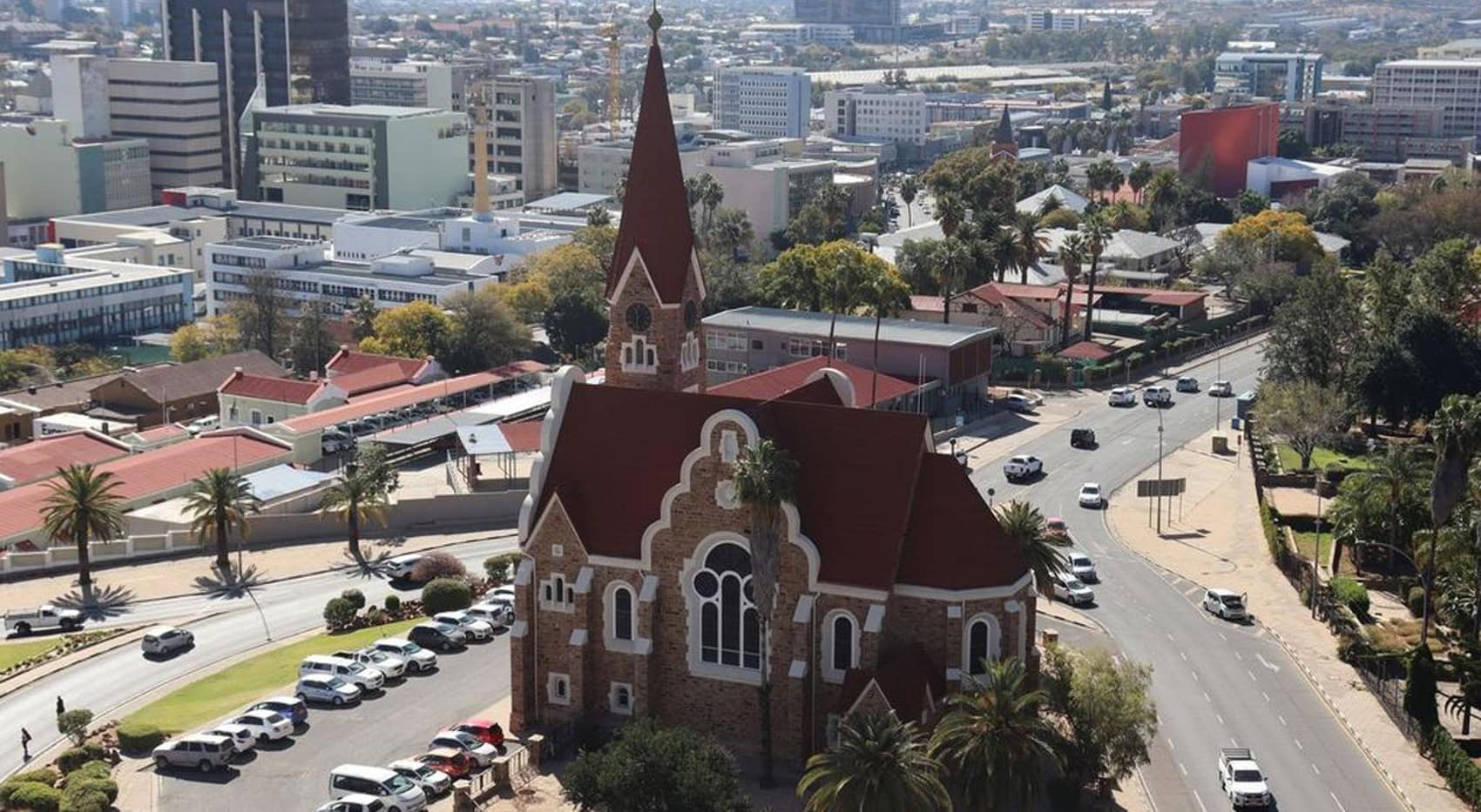 Eine Kirche in Namibia aus der Vogelperspektive. 