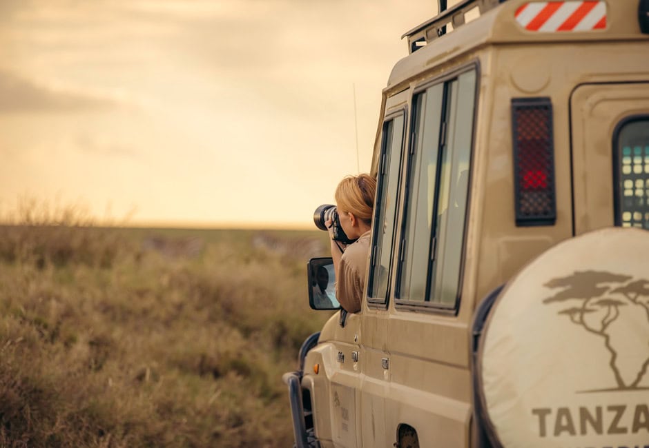 Ein Safari Fahrzeug in der Serengeti.