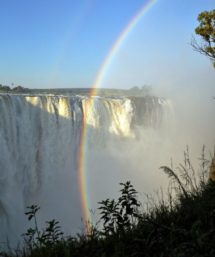 Die Viktoriafälle erzeugen einen Regenbogen