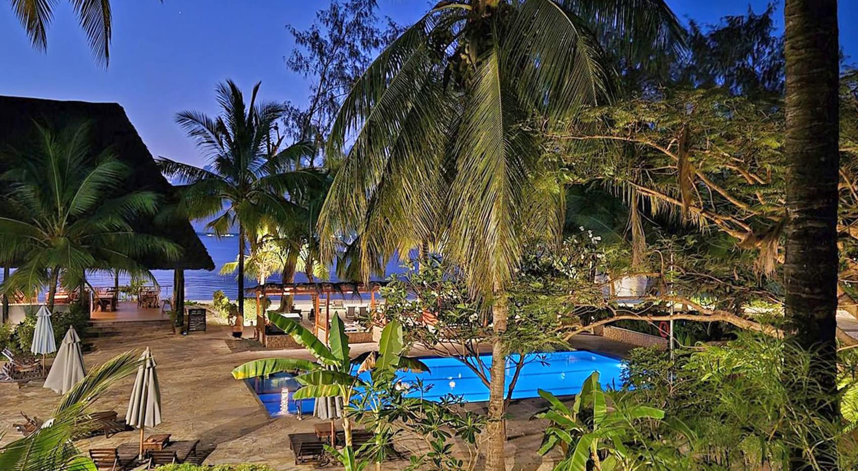 Aufnahme vom Pool des Michamvi Bay Hotels auf Sansibar am Abend.