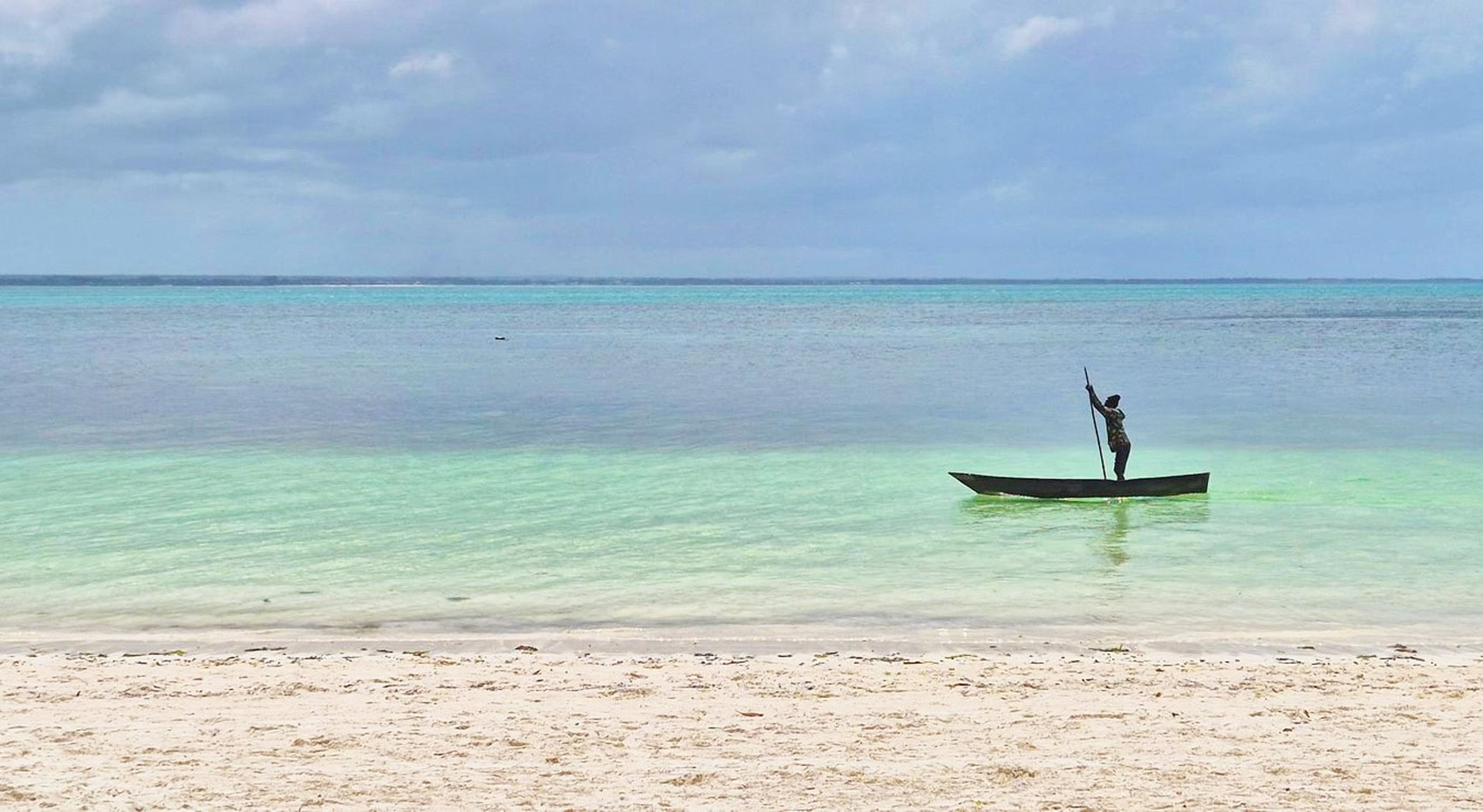 Ein traditionelles Boot auf Sansibar im Indischen Ozean. 