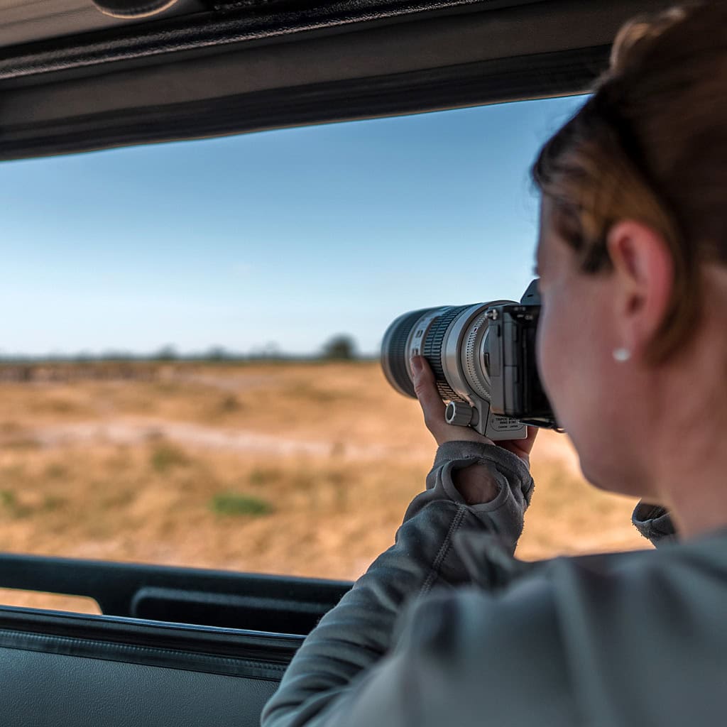 Eine Fotografin fotografiert aus Fahrzeug mit Aufstelldach