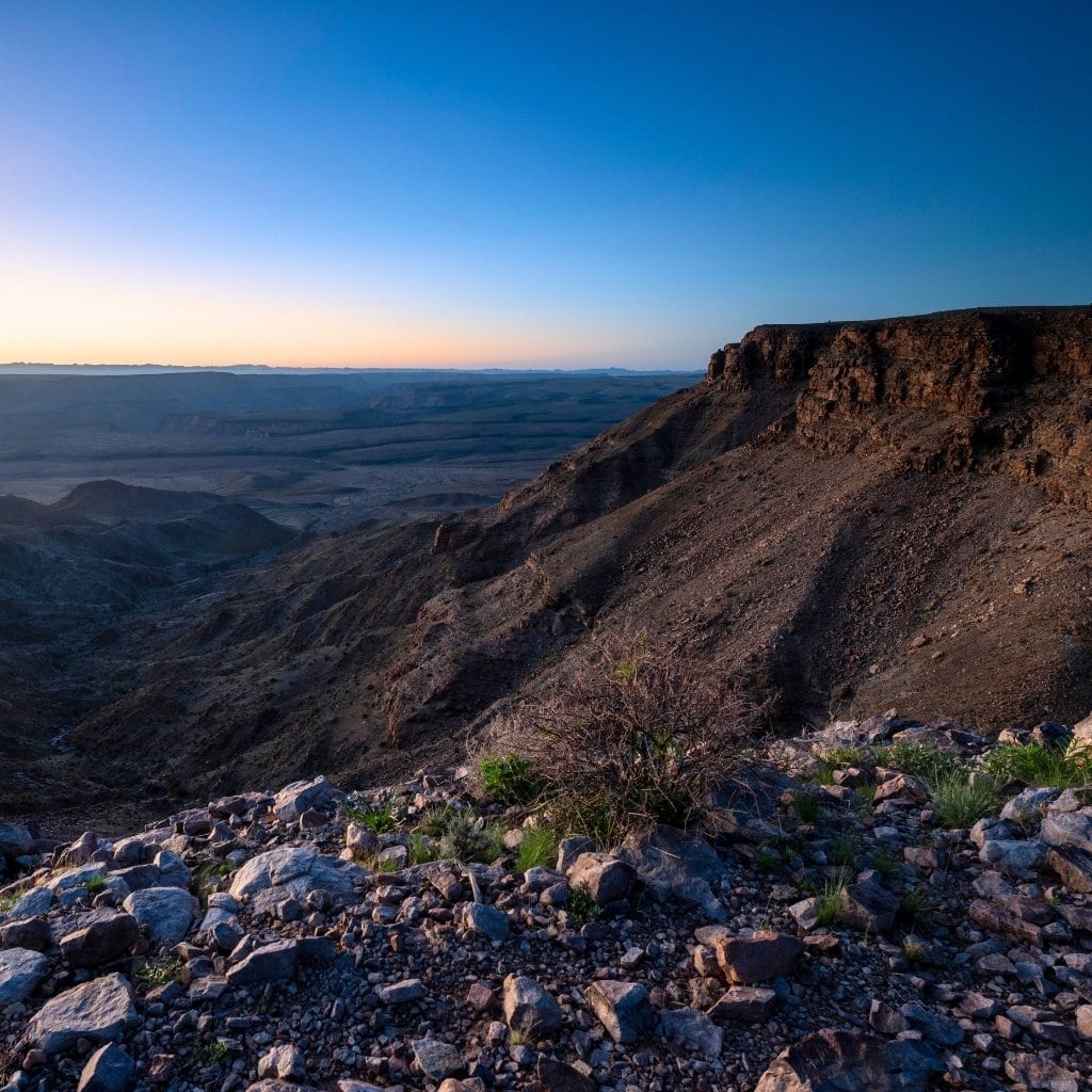 Die Landschaft des Fish River Canyons in der blauen Stunde