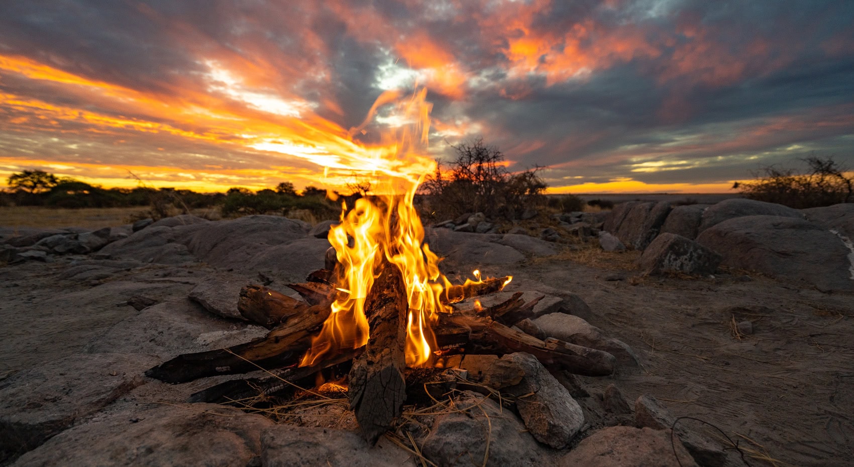 Ein Lagerfeuer in Afrika. Ein Lagerfeuer in Afrika.