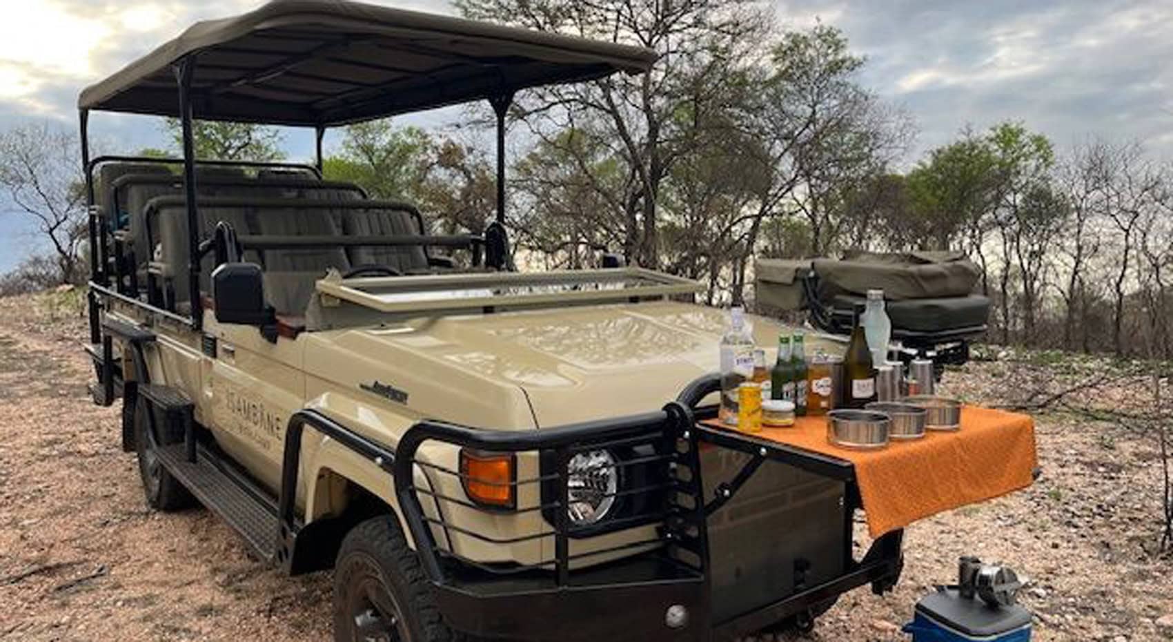 Ein Safarifahrzeug mit Sundownern im Balule Game Reserve Ein Safarifahrzeug mit Sundownern im Balule Game Reserve