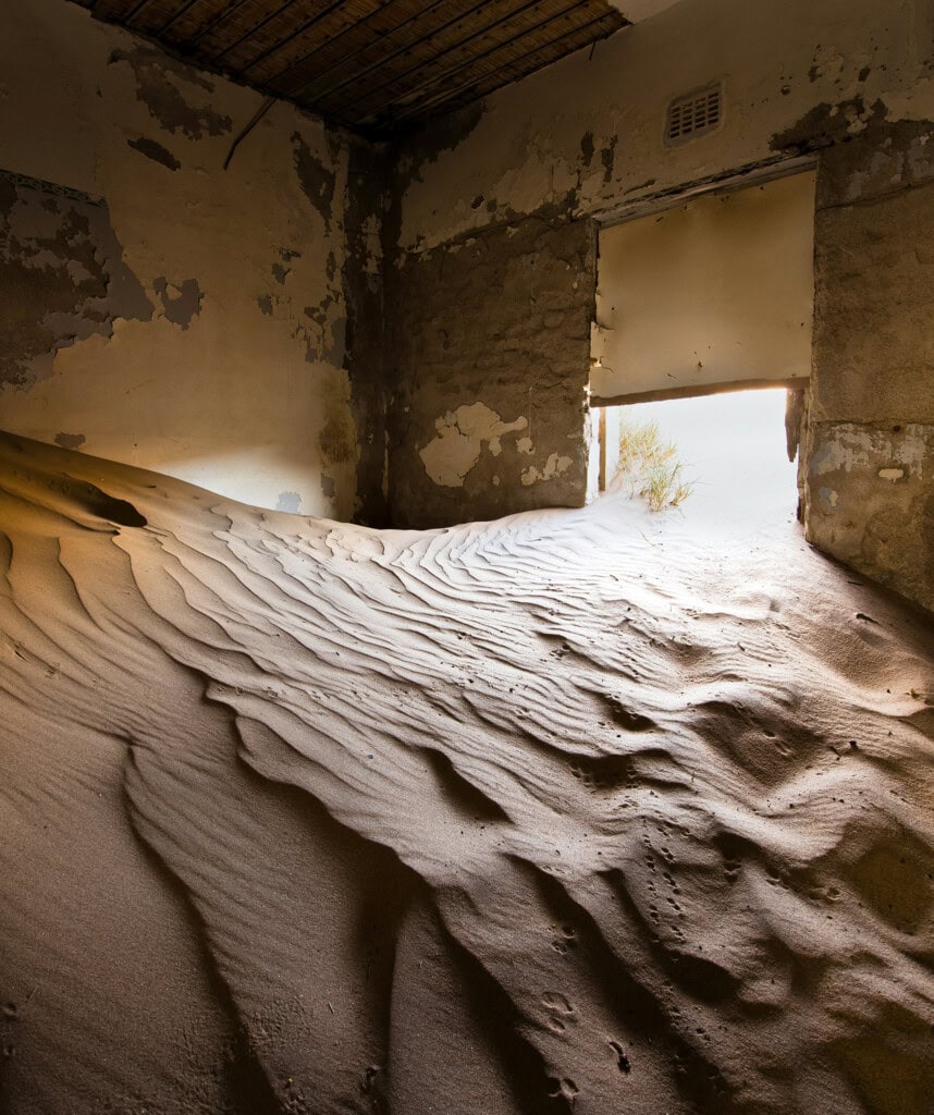 Wüstensand in einem Haus in Kolmanskop, einer verlassenen Geisterstadt in Südnamibia.