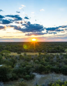 Wunderschöner Sonnenuntergang am Horizont auf Namibia & Botswana Fotosafari