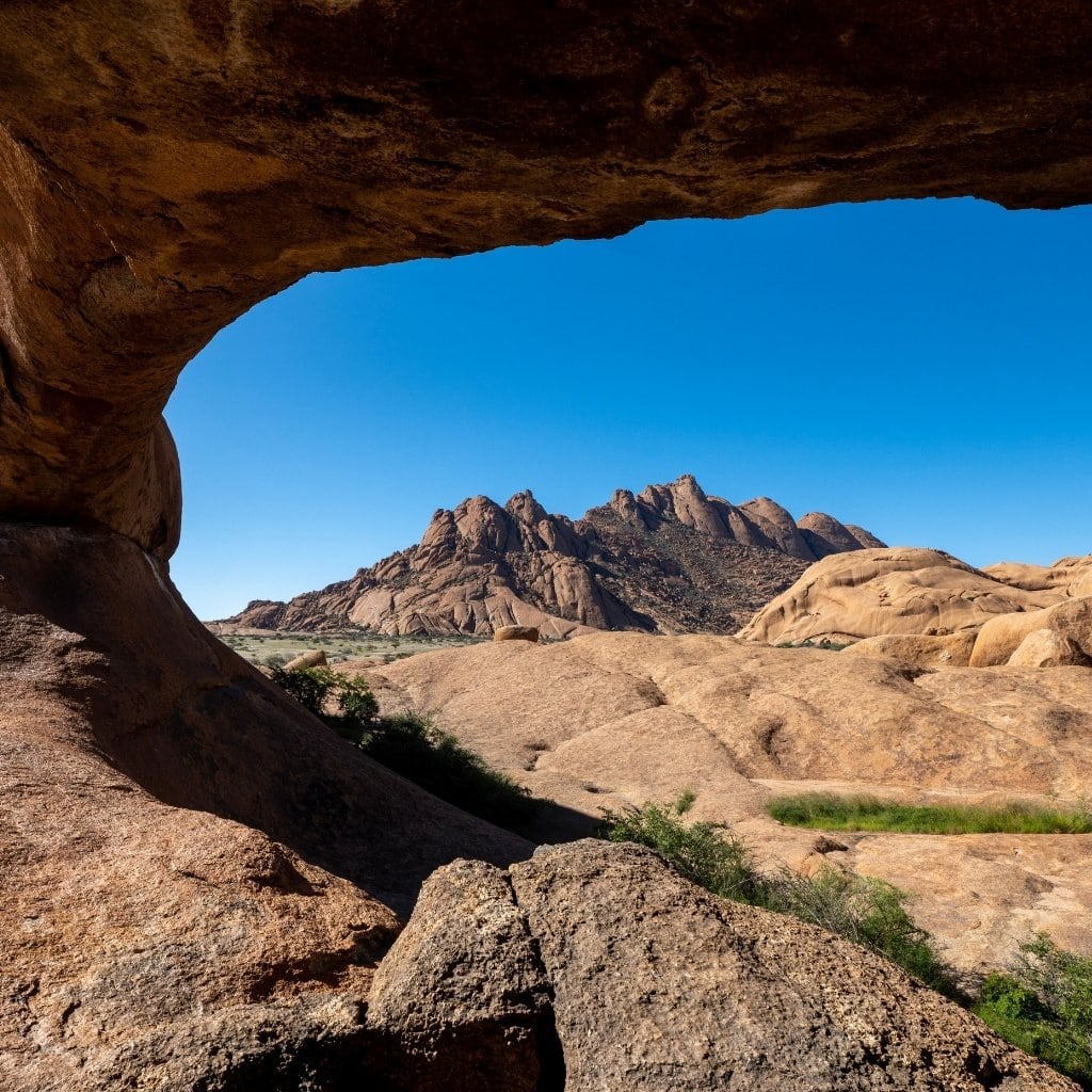 Spitzkoppe eingerahmt in der steinnigen Landschaft