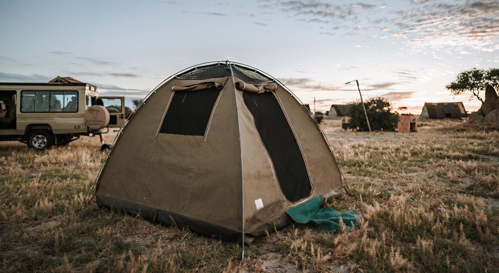 Ein Zelt mir Fahrzeug im Hintergrund in Botswana. Ein Zelt mir Fahrzeug im Hintergrund in Botswana.