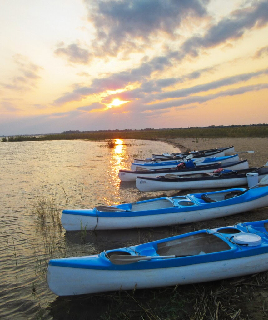 Kanufahrt bei Sonnenuntergang auf dem Zambezi