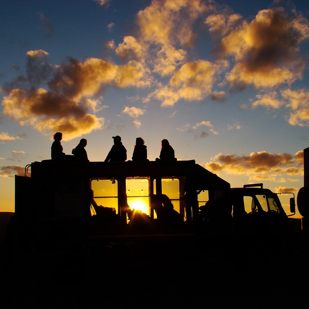 Overland Safari Truck bei Sonnenuntergang
