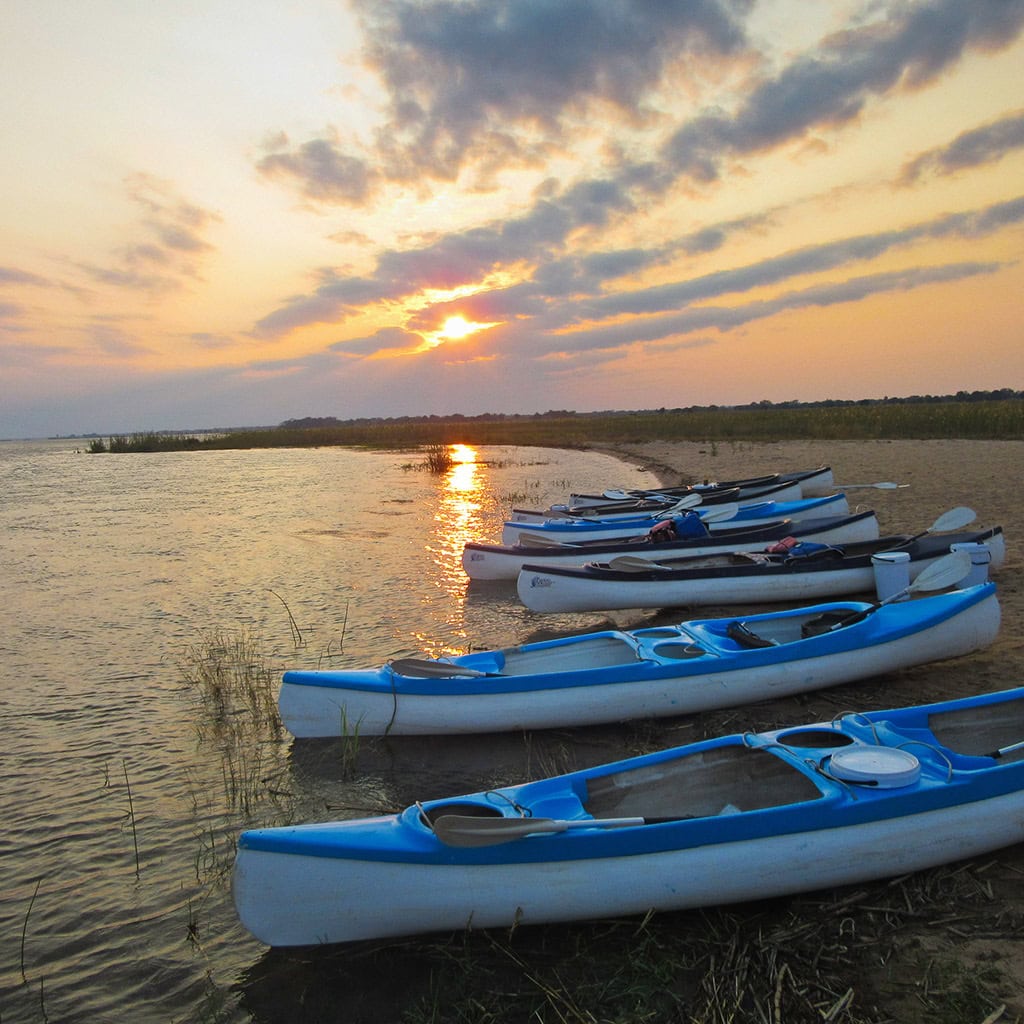 Kanus im See bei Sonnenuntergang