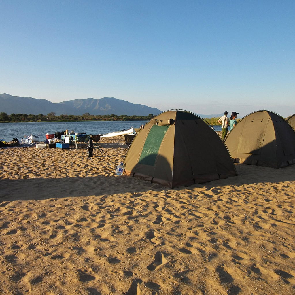 Zelten auf einer Campsite am Fluss