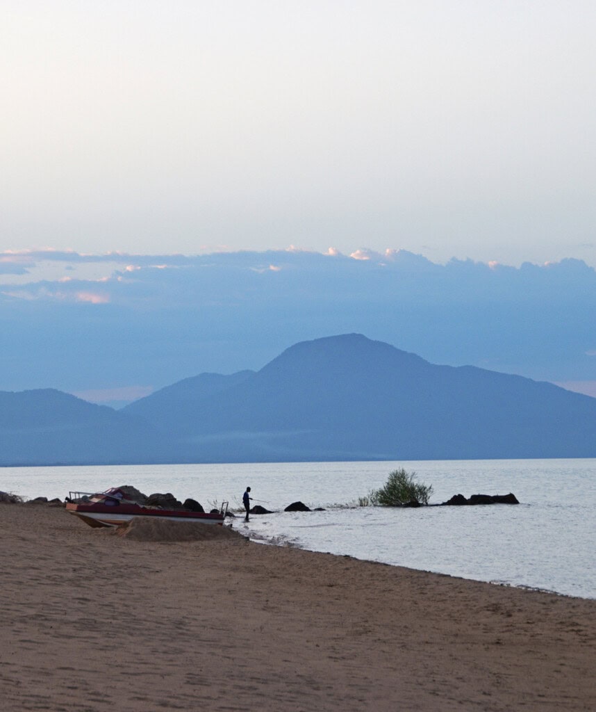 Ufer des Lake Malawi im Abendlicht