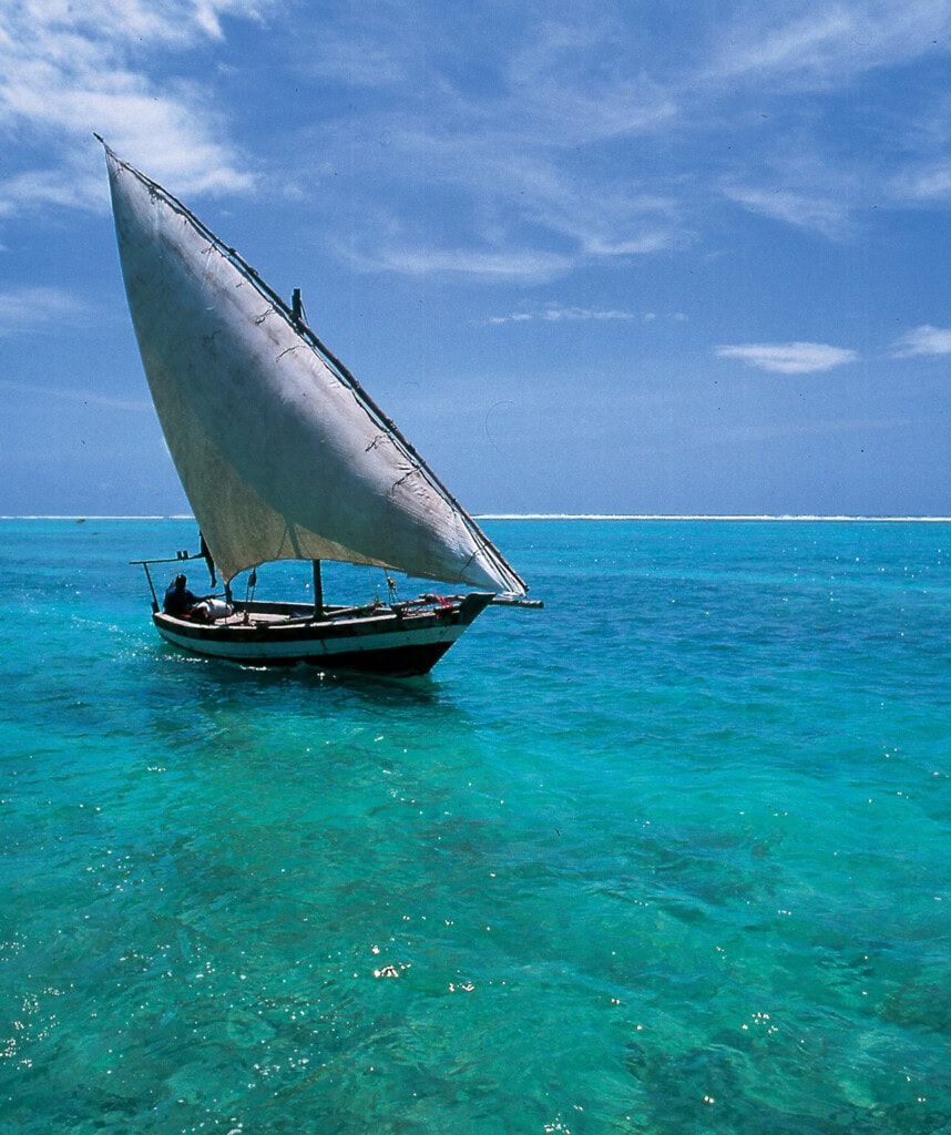 Ein traditionelles Segelboot (Dhow) in Mosambik