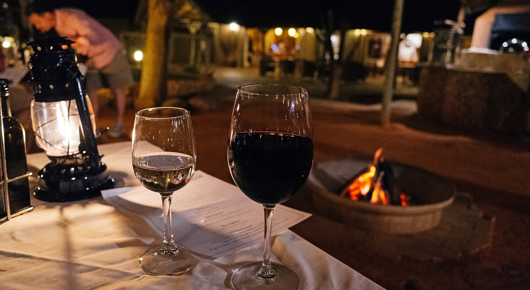 Zwei Gläser Wein in einem open-air Restaurant am Abend. Zwei Gläser Wein in einem open-air Restaurant am Abend.