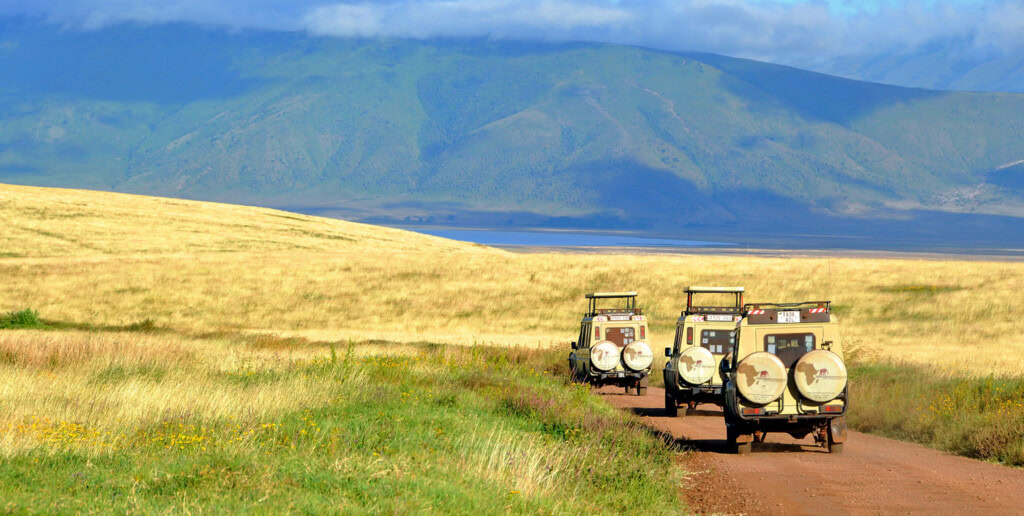 Safarifahrzeuge im Ngorongoro Krater in Tansania auf einer Gruppenreise.