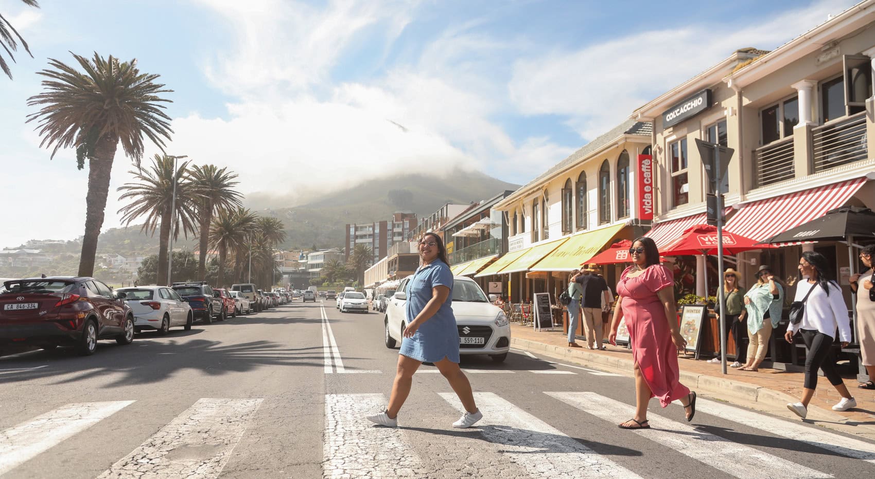 Leute überqueren in Südafrika die Straße. Leute überqueren in Südafrika die Straße.