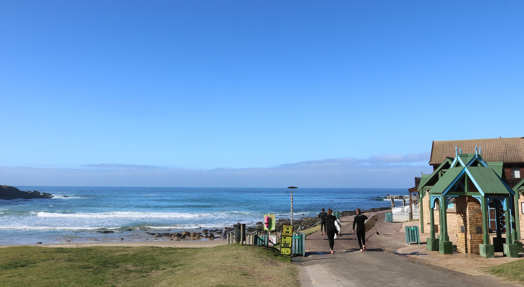 Eine Küstenstadt in Südafrika mit Surfern, der Promenade und dem Meer. Eine Küstenstadt in Südafrika mit Surfern, der Promenade und dem Meer.
