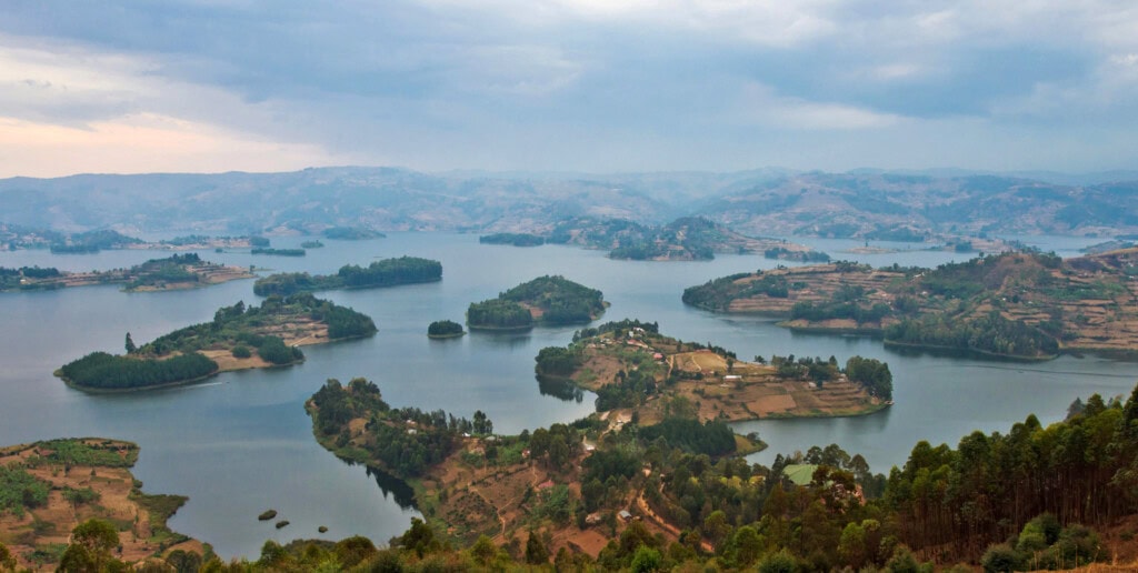 Eine Landschaftsaufnahme aus der Vogelperspektive in Uganda.