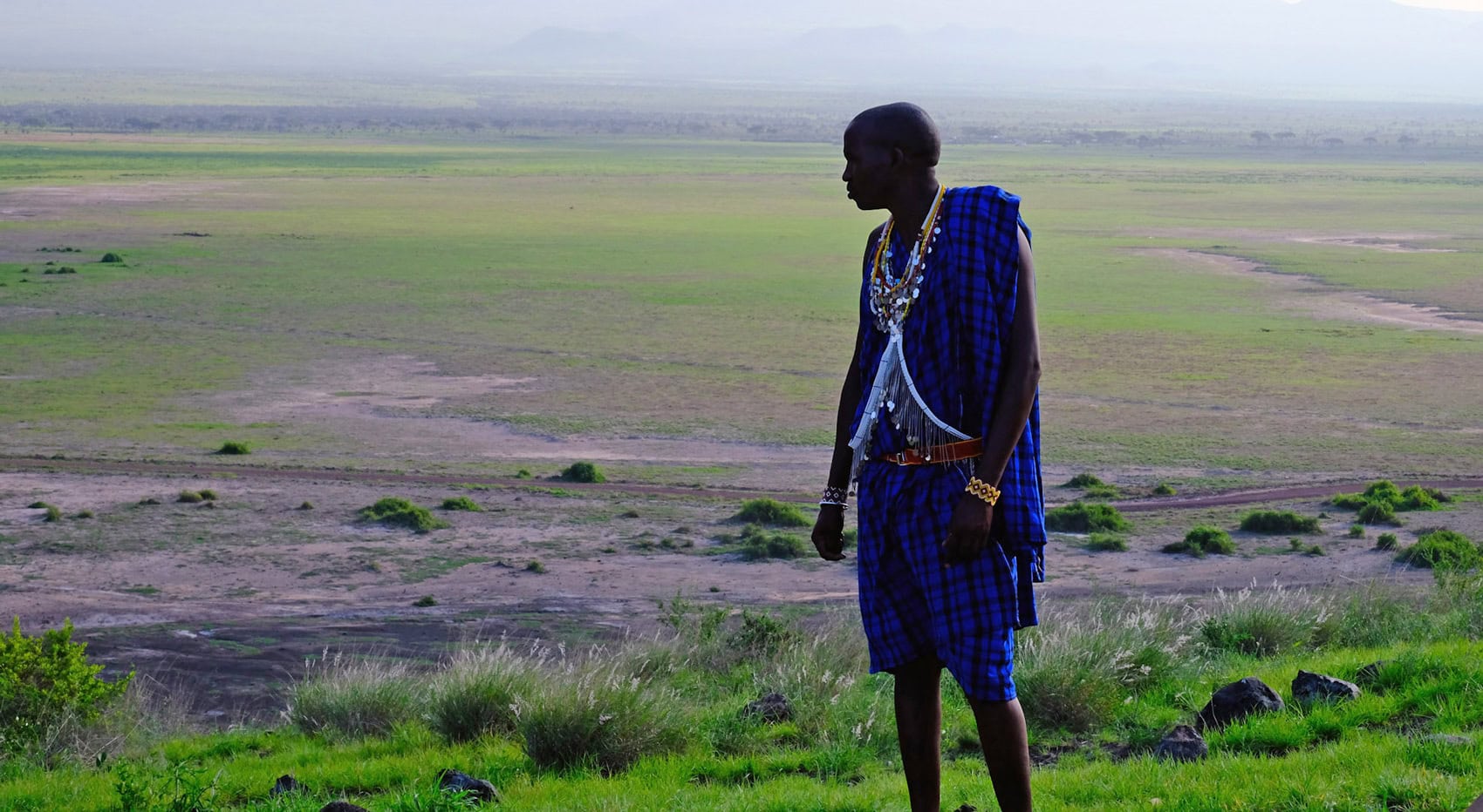 Ein Maasai im NCA in einer blauen "shuka".