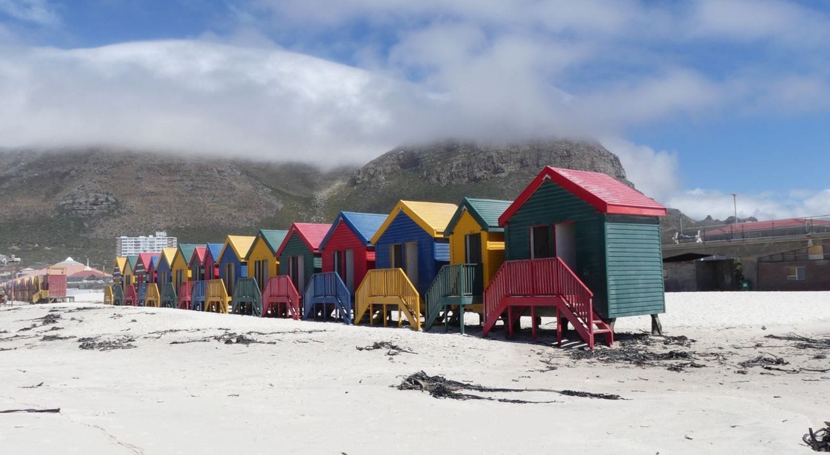 Bunte Häuser am Strand Muizenberg.