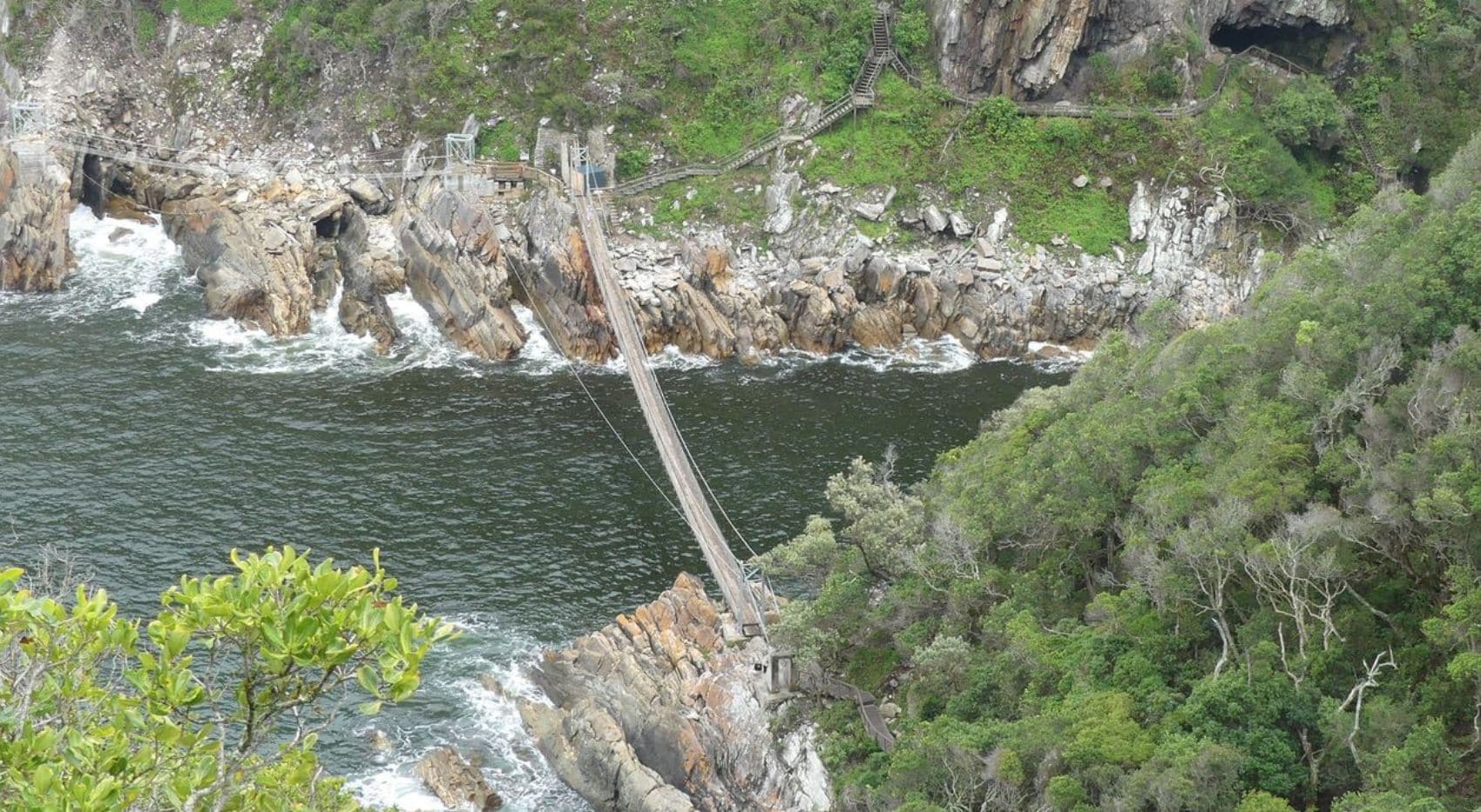 Brücke und Fluss am Tsitsikamma. Brücke und Fluss am Tsitsikamma.