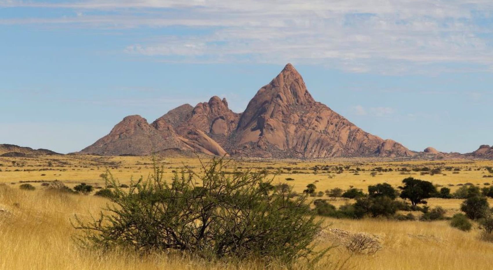 Spitzkoppe in Namibia mit der typischen Landschaft dieser Region. Spitzkoppe in Namibia mit der typischen Landschaft dieser Region.