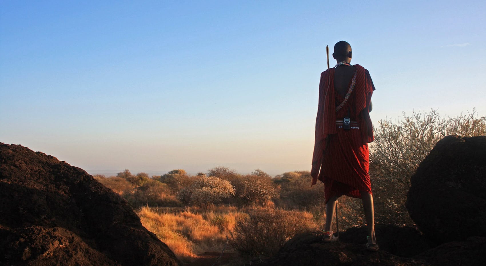 Ein Maasai Mann in der Wildnis in Tansania.