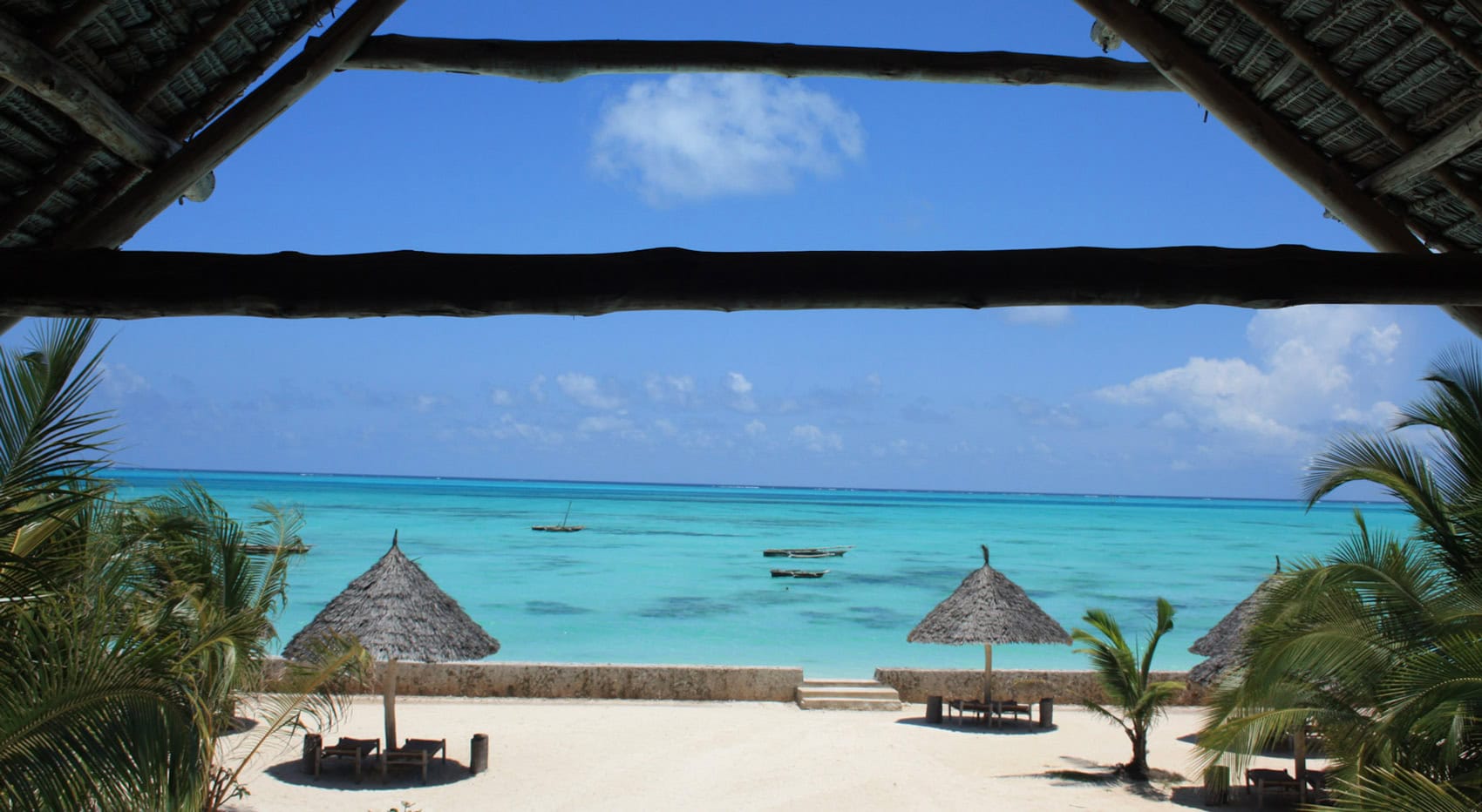Der Indische Ozean auf Sansibar, einem Perfekten Ort um eine Afrika Rundreise in 2 Wochen abzuschließen. Der Indische Ozean auf Sansibar, einem Perfekten Ort um eine Afrika Rundreise in 2 Wochen abzuschließen.