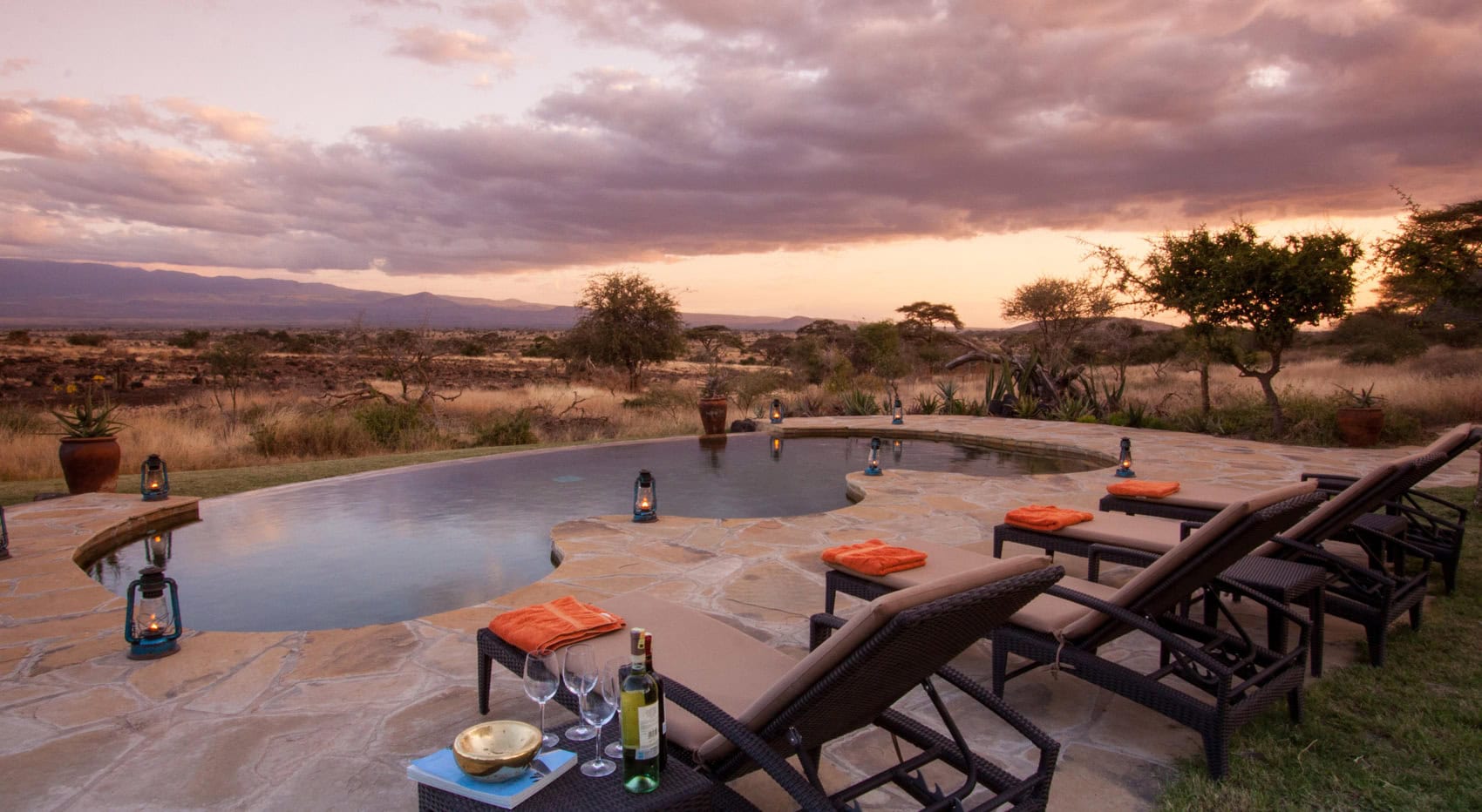 Der Pool des Elewana Tortollis Camps mit Blick in die Wildnis Der Pool des Elewana Tortollis Camps mit Blick in die Wildnis