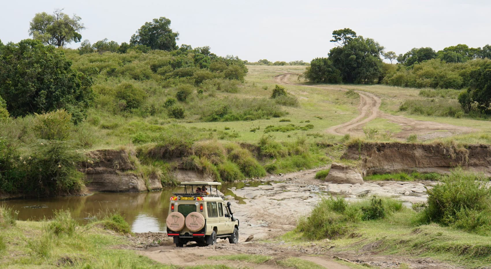 Ein Safarifahrzeug kurz vor einer Flussüberquerung Ein Safarifahrzeug kurz vor einer Flussüberquerung.