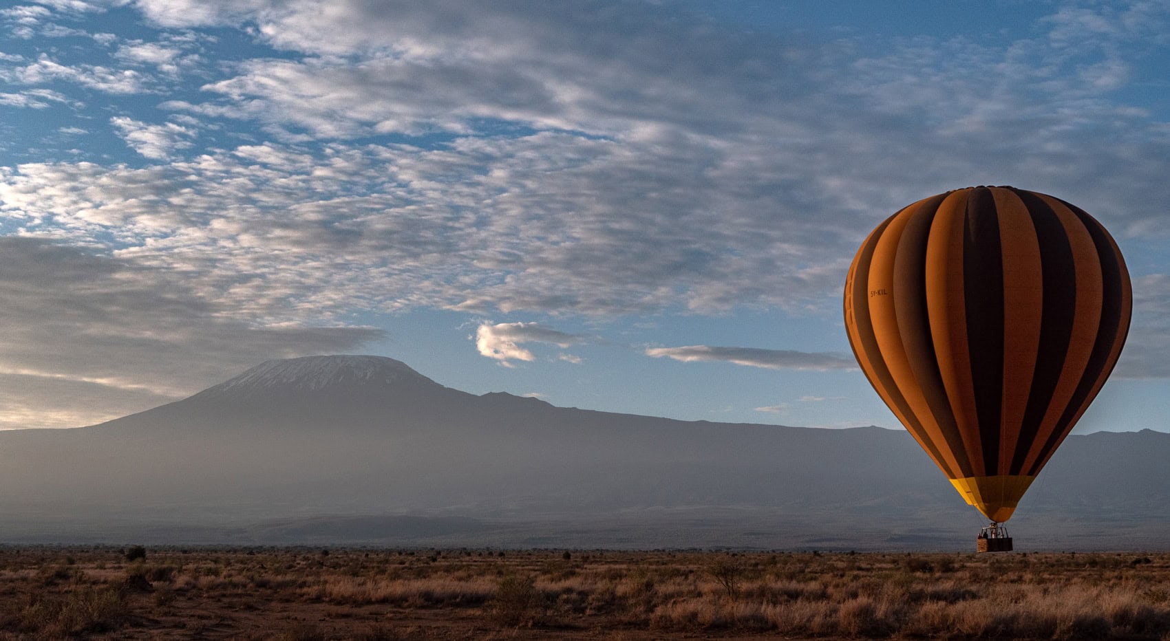 Ein Heißluftballon vor der Kulisse des Kilimandscharos, von Kenia aus fotografiert. Ein Heißluftballon vor der Kulisse des Kilimandscharos, von Kenia aus fotografiert.