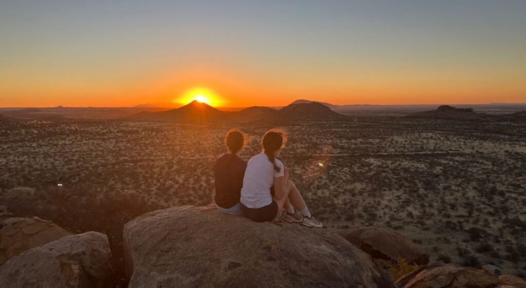 Die reisenden genießen den Sonnenuntergang in Namibia. 
