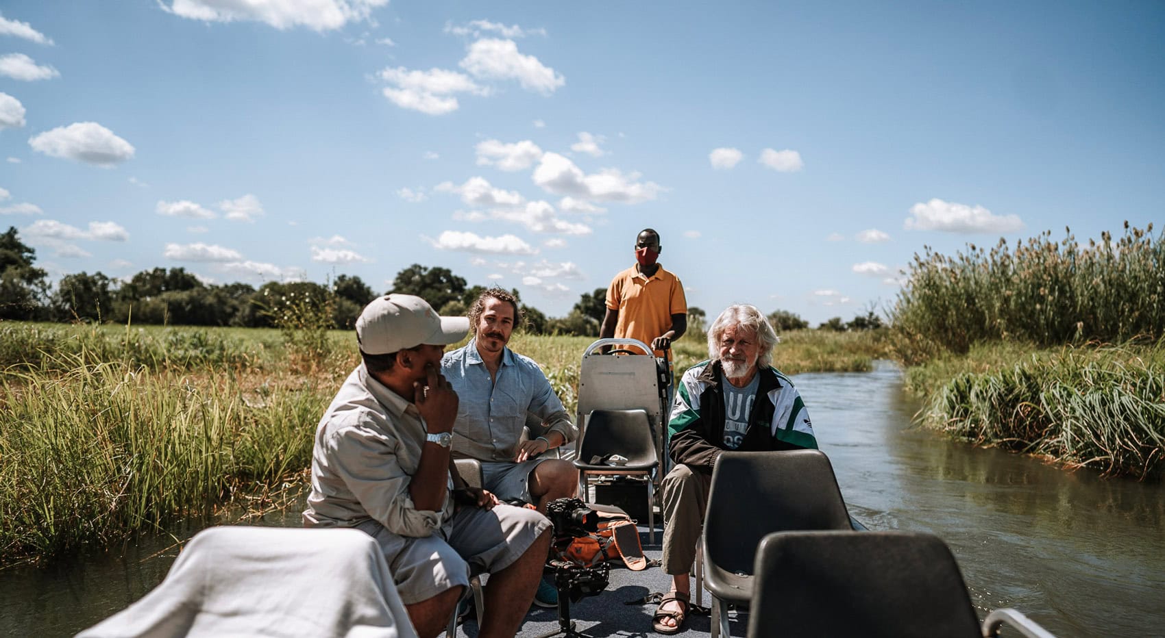 Gäste in einem motorisierten Boot im Okavango Delta. Gäste in einem motorisierten Boot im Okavango Delta.