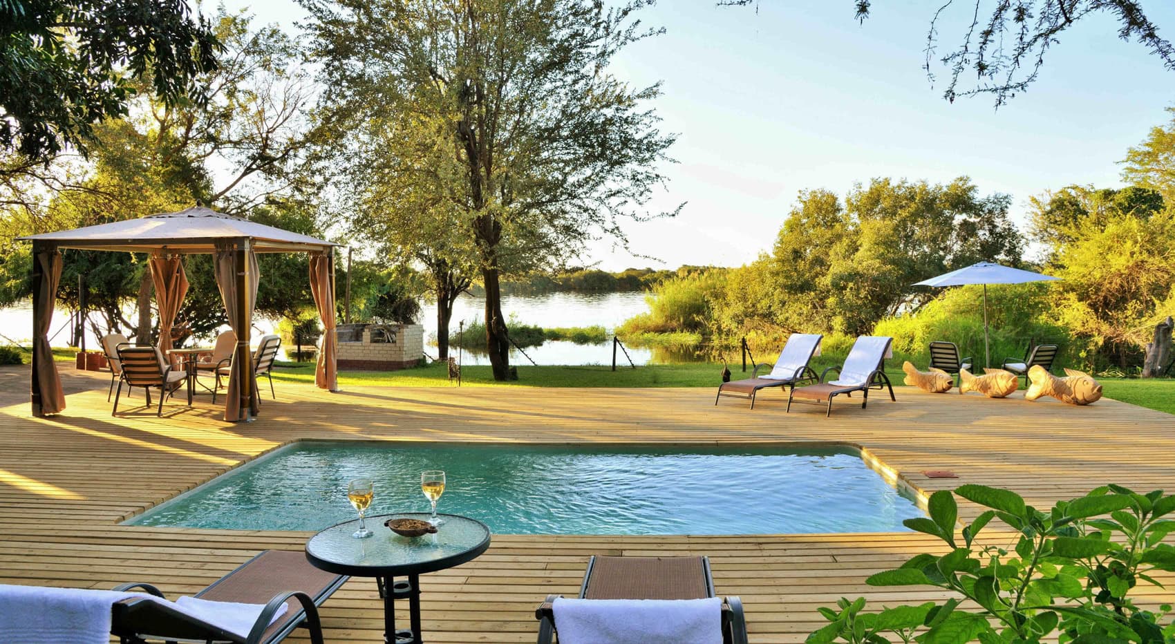 Der Pool Bereich der River View Lodge im Chobe Nationalpark. Der Pool Bereich der River View Lodge im Chobe Nationalpark.