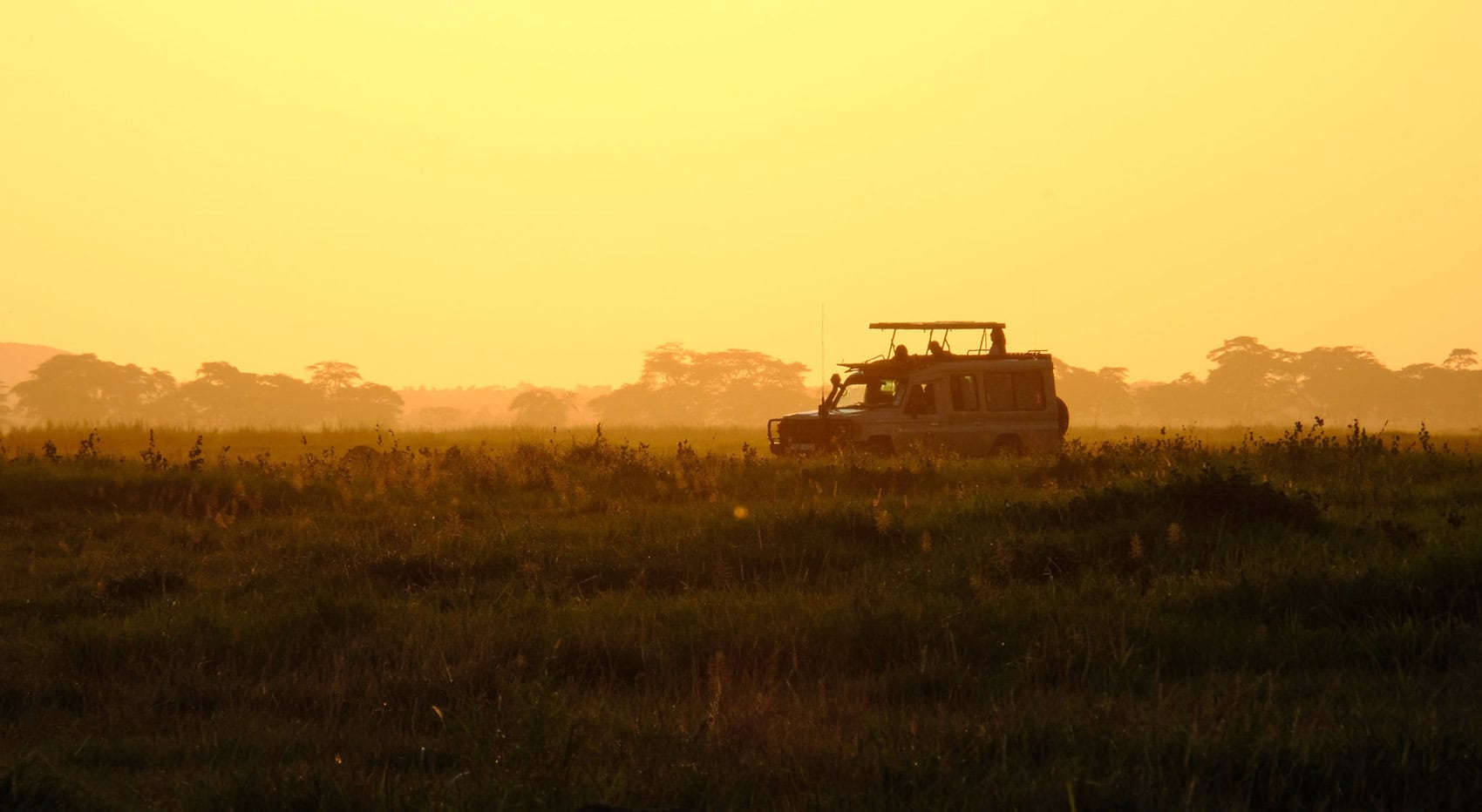 Ein Safarifahrzeug bei Sonnenuntergang im Amboseli. Ein Safarifahrzeug bei Sonnenuntergang im Amboseli.