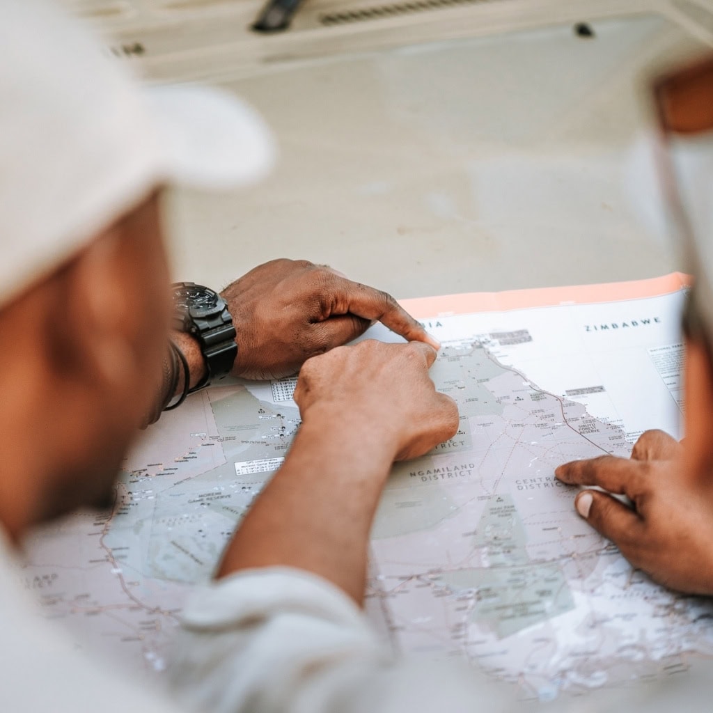 Guide mit Landkarte auf Motorhaube