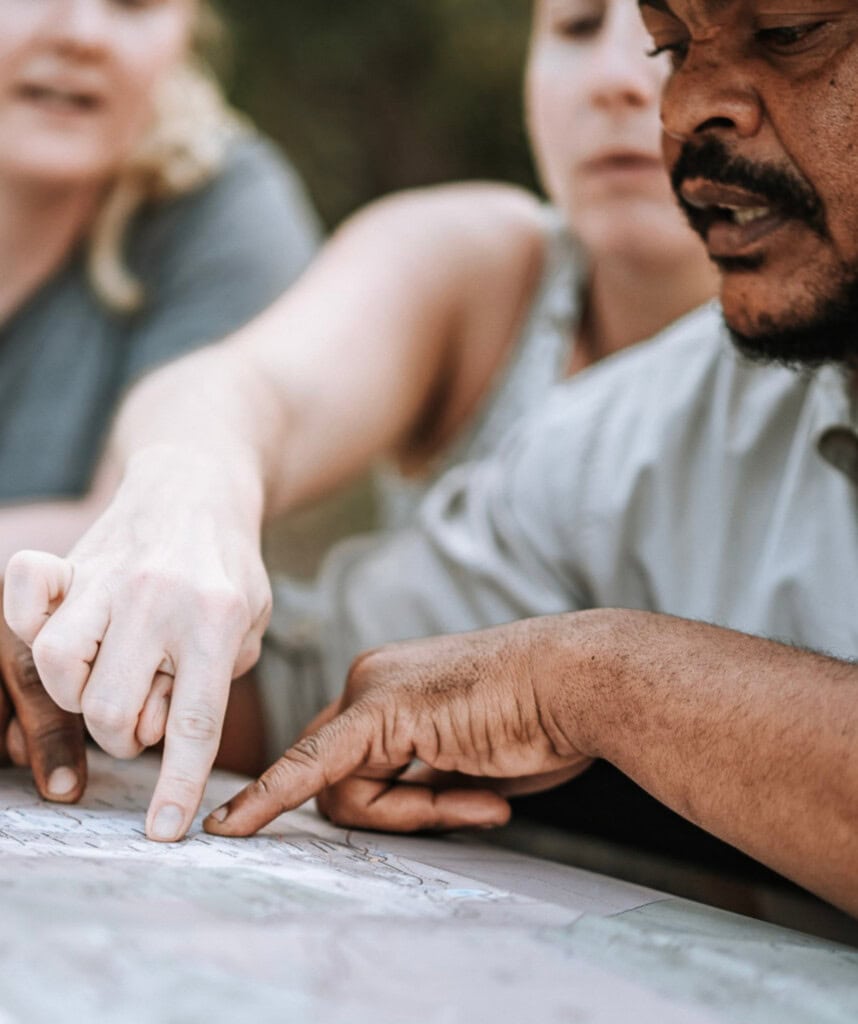 Routenbesprechung des Guides mit Gästen